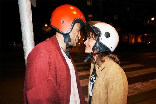 Paar mit Helm guckt sich verliebt an